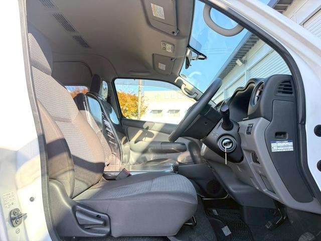 NV350キャラバンバン 4ドアバン2.5チェアキャブM仕様 車イス2基仕様/車いす2名+8名乗車/電動サイドステップ/手すり/電動スロープ/電動式車椅子固定装置/リアリフト/イージークローザー/福祉車両(7枚目)