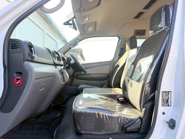 NV350キャラバンバン 4ドアバン2.5チェアキャブM仕様 車イス2基仕様/車いす2名+8名乗車/電動サイドステップ/手すり/電動スロープ/電動式車椅子固定装置/リアリフト/イージークローザー/福祉車両(8枚目)