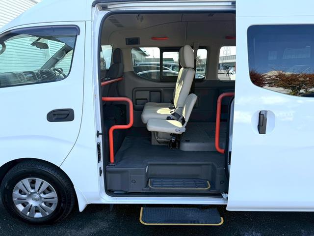 NV350キャラバンバン 4ドアバン2.5チェアキャブM仕様 車イス2基仕様/車いす2名+8名乗車/電動サイドステップ/手すり/電動スロープ/電動式車椅子固定装置/リアリフト/イージークローザー/福祉車両(9枚目)
