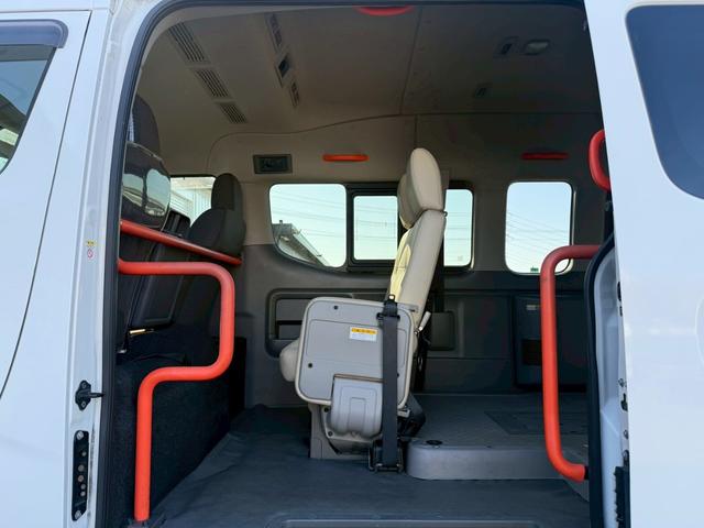 NV350キャラバンバン 4ドアバン2.5チェアキャブM仕様 車イス2基仕様/車いす2名+8名乗車/電動サイドステップ/手すり/電動スロープ/電動式車椅子固定装置/リアリフト/イージークローザー/福祉車両(10枚目)