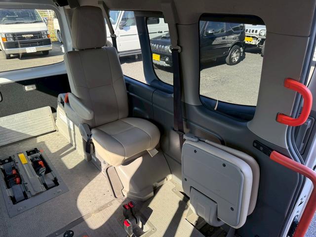 NV350キャラバンバン 4ドアバン2.5チェアキャブM仕様 車イス2基仕様/車いす2名+8名乗車/電動サイドステップ/手すり/電動スロープ/電動式車椅子固定装置/リアリフト/イージークローザー/福祉車両(13枚目)