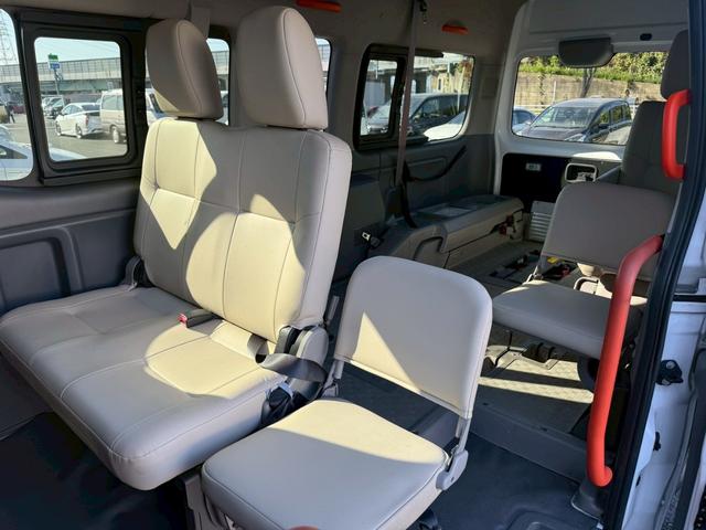 NV350キャラバンバン 4ドアバン2.5チェアキャブM仕様 車イス2基仕様/車いす2名+8名乗車/電動サイドステップ/手すり/電動スロープ/電動式車椅子固定装置/リアリフト/イージークローザー/福祉車両(14枚目)