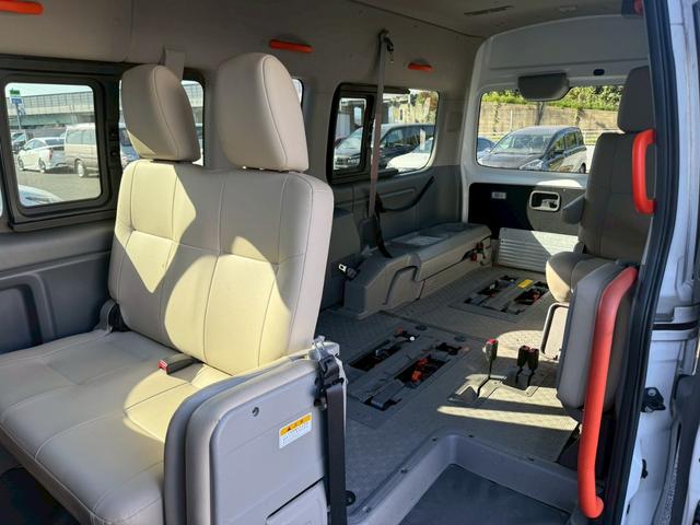 NV350キャラバンバン 4ドアバン2.5チェアキャブM仕様 車イス2基仕様/車いす2名+8名乗車/電動サイドステップ/手すり/電動スロープ/電動式車椅子固定装置/リアリフト/イージークローザー/福祉車両(15枚目)
