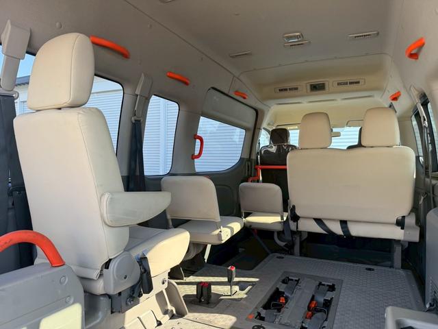 NV350キャラバンバン 4ドアバン2.5チェアキャブM仕様 車イス2基仕様/車いす2名+8名乗車/電動サイドステップ/手すり/電動スロープ/電動式車椅子固定装置/リアリフト/イージークローザー/福祉車両(16枚目)