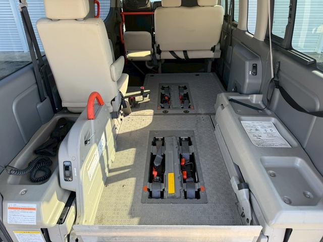 NV350キャラバンバン 4ドアバン2.5チェアキャブM仕様 車イス2基仕様/車いす2名+8名乗車/電動サイドステップ/手すり/電動スロープ/電動式車椅子固定装置/リアリフト/イージークローザー/福祉車両(17枚目)