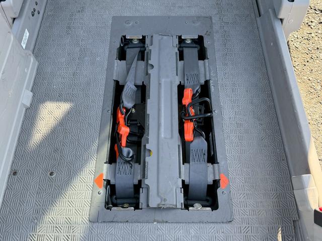NV350キャラバンバン 4ドアバン2.5チェアキャブM仕様 車イス2基仕様/車いす2名+8名乗車/電動サイドステップ/手すり/電動スロープ/電動式車椅子固定装置/リアリフト/イージークローザー/福祉車両(18枚目)