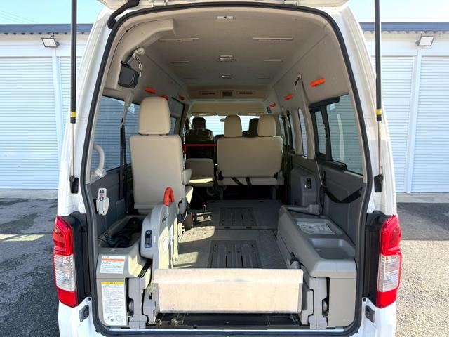 NV350キャラバンバン 4ドアバン2.5チェアキャブM仕様 車イス2基仕様/車いす2名+8名乗車/電動サイドステップ/手すり/電動スロープ/電動式車椅子固定装置/リアリフト/イージークローザー/福祉車両(19枚目)