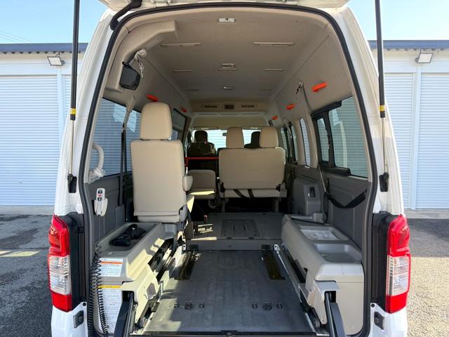 NV350キャラバンバン 4ドアバン2.5チェアキャブM仕様 車イス2基仕様/車いす2名+8名乗車/電動サイドステップ/手すり/電動スロープ/電動式車椅子固定装置/リアリフト/イージークローザー/福祉車両(20枚目)