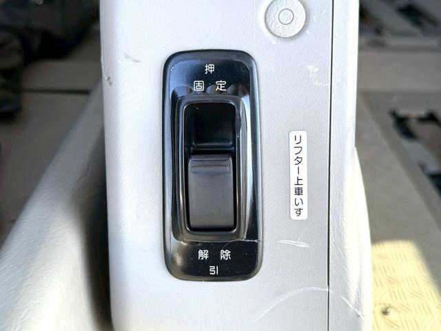 NV350キャラバンバン 4ドアバン2.5チェアキャブM仕様 車イス2基仕様/車いす2名+8名乗車/電動サイドステップ/手すり/電動スロープ/電動式車椅子固定装置/リアリフト/イージークローザー/福祉車両(24枚目)