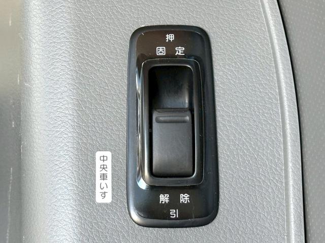 NV350キャラバンバン 4ドアバン2.5チェアキャブM仕様 車イス2基仕様/車いす2名+8名乗車/電動サイドステップ/手すり/電動スロープ/電動式車椅子固定装置/リアリフト/イージークローザー/福祉車両(25枚目)