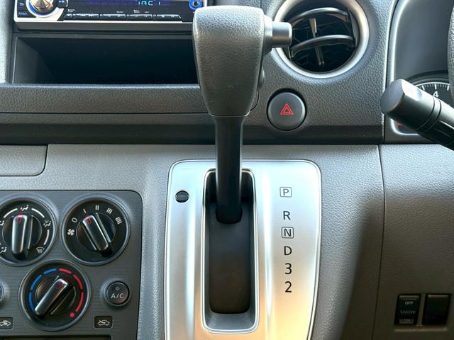 NV350キャラバンバン 4ドアバン2.5チェアキャブM仕様 車イス2基仕様/車いす2名+8名乗車/電動サイドステップ/手すり/電動スロープ/電動式車椅子固定装置/リアリフト/イージークローザー/福祉車両(29枚目)