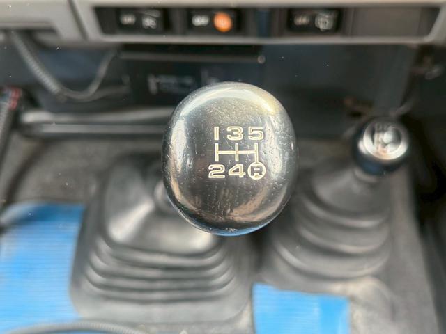 シフトレバー。ぜひ一度お客様の目で確認してください。