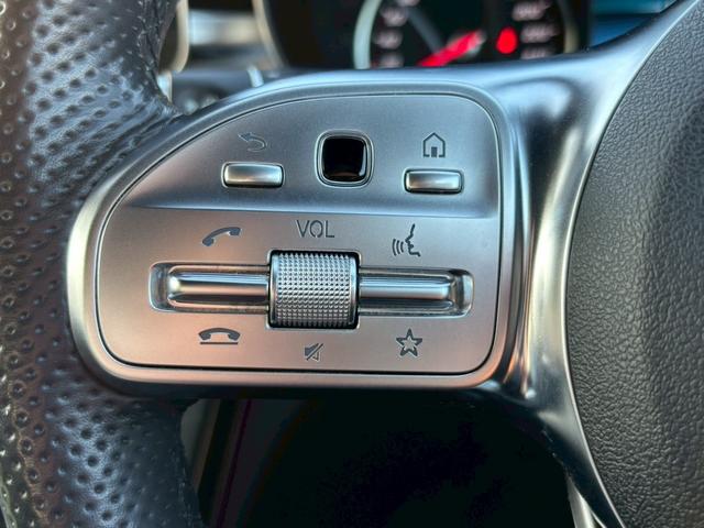 �X�e�A�����O�z�C�[���ɃI�[�f�B�I�E�����[�g�E�R���g���[���E�{�^����z�u�B��𗣂����A�f�������S�ɑ��삷�邱�Ƃ��ł��܂��B