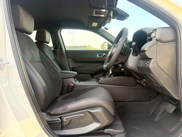 ヴェゼル ｅ：ＨＥＶ　ＲＳ　登録済未使用車　保証付　ＲＳ専用ローダウンサスペンション　ＲＳ専用エクステリア　ホンダコネクトディスプレー　ビルトインＥＴＣ２．０　ブラインドスポットモニター　半革シート　バックモニター　フルセグＴＶ（6枚目）