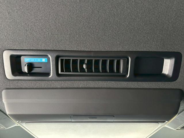 ハイエースバン スーパーＧＬ　ダークプライムＩＩ　ディーゼル／４ＷＤ／純正ナビ／Ｂｌｕｅｔｏｏｔｈ／ＨＤＭＩ／フルセグＴＶ／パノラミックビューモニター／純正フリップダウンモニター／デジタルインナーミラー／ステリモン／純正オプション１８インチＡＷ（30枚目）