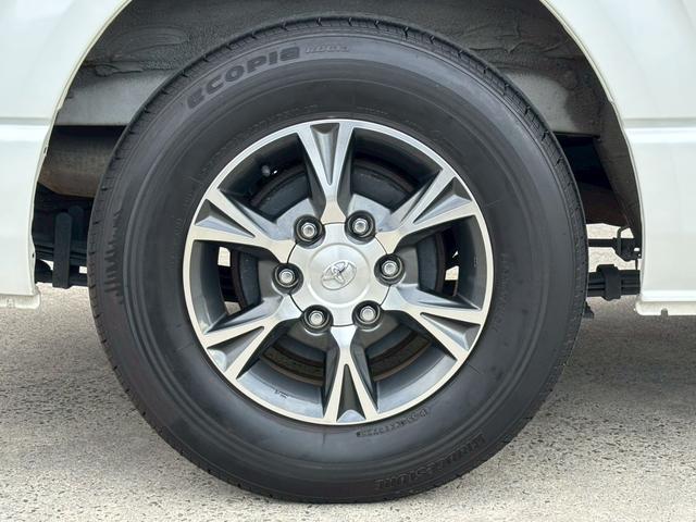 ハイエースバン スーパーＧＬ　ダークプライムＩＩ　ディーゼル／４ＷＤ／純正ナビ／Ｂｌｕｅｔｏｏｔｈ／ＨＤＭＩ／フルセグＴＶ／パノラミックビューモニター／純正フリップダウンモニター／デジタルインナーミラー／ステリモン／純正オプション１８インチＡＷ（32枚目）