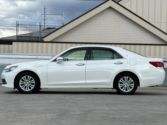 クラウンハイブリッド ロイヤルサルーン　メーカーナビ／Ｂｌｕｅｔｏｏｔｈ／フルセグＴＶ／バックモニター／パワーシート／革巻ステアリング／ステアリングリモコン／クルーズコントロール／ＥＴＣ／ＨＩＤヘッドライト／純正１６インチアルミ／１オーナー（3枚目）