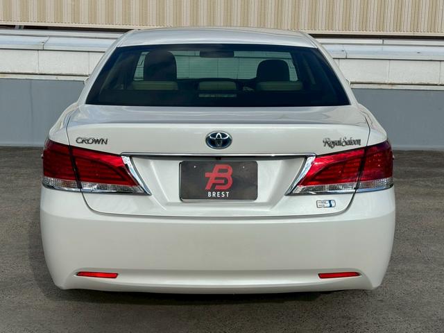 クラウンハイブリッド ロイヤルサルーン　メーカーナビ／Ｂｌｕｅｔｏｏｔｈ／フルセグＴＶ／バックモニター／パワーシート／革巻ステアリング／ステアリングリモコン／クルーズコントロール／ＥＴＣ／ＨＩＤヘッドライト／純正１６インチアルミ／１オーナー（4枚目）