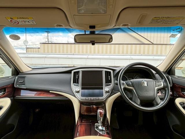 クラウンハイブリッド ロイヤルサルーン　メーカーナビ／Ｂｌｕｅｔｏｏｔｈ／フルセグＴＶ／バックモニター／パワーシート／革巻ステアリング／ステアリングリモコン／クルーズコントロール／ＥＴＣ／ＨＩＤヘッドライト／純正１６インチアルミ／１オーナー（5枚目）