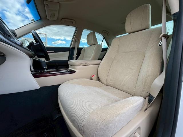 クラウンハイブリッド ロイヤルサルーン　メーカーナビ／Ｂｌｕｅｔｏｏｔｈ／フルセグＴＶ／バックモニター／パワーシート／革巻ステアリング／ステアリングリモコン／クルーズコントロール／ＥＴＣ／ＨＩＤヘッドライト／純正１６インチアルミ／１オーナー（7枚目）