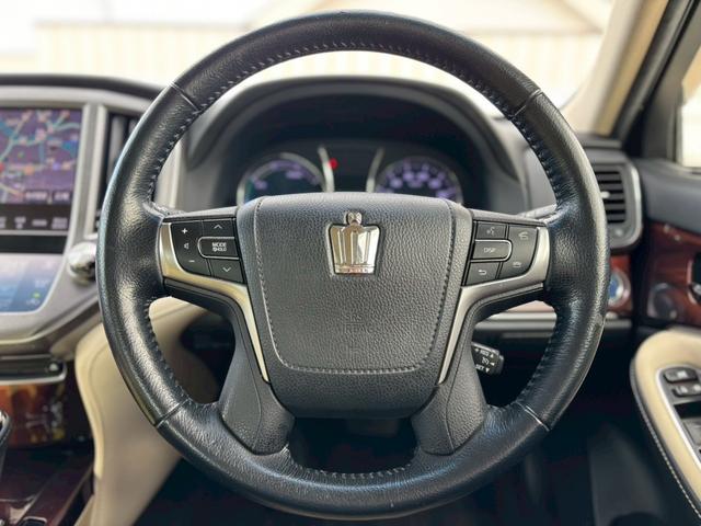 クラウンハイブリッド ロイヤルサルーン　メーカーナビ／Ｂｌｕｅｔｏｏｔｈ／フルセグＴＶ／バックモニター／パワーシート／革巻ステアリング／ステアリングリモコン／クルーズコントロール／ＥＴＣ／ＨＩＤヘッドライト／純正１６インチアルミ／１オーナー（16枚目）