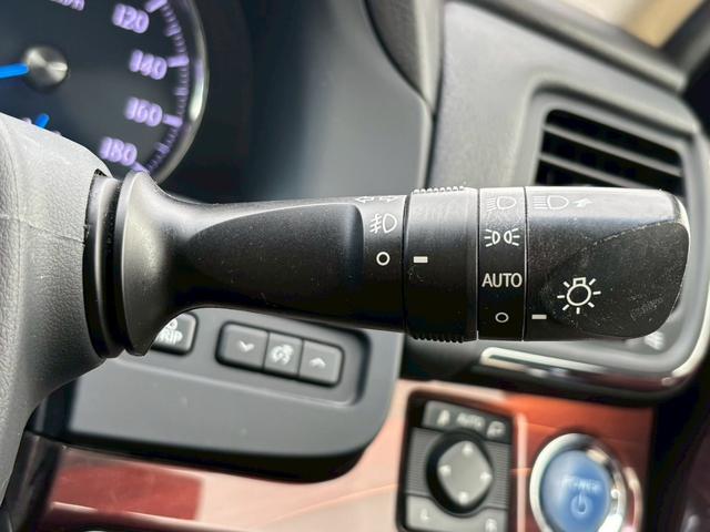 クラウンハイブリッド ロイヤルサルーン　メーカーナビ／Ｂｌｕｅｔｏｏｔｈ／フルセグＴＶ／バックモニター／パワーシート／革巻ステアリング／ステアリングリモコン／クルーズコントロール／ＥＴＣ／ＨＩＤヘッドライト／純正１６インチアルミ／１オーナー（19枚目）