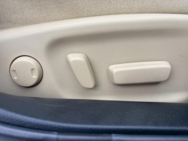 クラウンハイブリッド ロイヤルサルーン　メーカーナビ／Ｂｌｕｅｔｏｏｔｈ／フルセグＴＶ／バックモニター／パワーシート／革巻ステアリング／ステアリングリモコン／クルーズコントロール／ＥＴＣ／ＨＩＤヘッドライト／純正１６インチアルミ／１オーナー（23枚目）