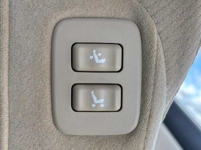 クラウンハイブリッド ロイヤルサルーン　メーカーナビ／Ｂｌｕｅｔｏｏｔｈ／フルセグＴＶ／バックモニター／パワーシート／革巻ステアリング／ステアリングリモコン／クルーズコントロール／ＥＴＣ／ＨＩＤヘッドライト／純正１６インチアルミ／１オーナー（24枚目）