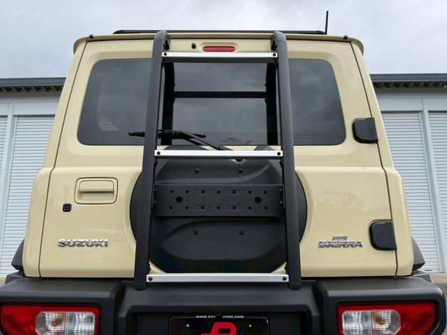 ジムニーシエラ ＪＣ　２－３インチリフトＵＰ／リアラダー／ＡＬＰＩＮＥ１１インチディスプレイオーディオ／Ｂｌｕｅｔｏｏｔｈ・ＨＤＭＩ・Ａｐｐｌｅ　ＣａｒＰｌａｙ・Ａｎｄｒｏｉｄ　Ａｕｔｏ／ルーフキャリア／ホワイトレター（5枚目）