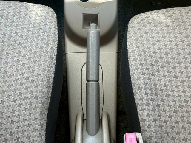 アルト Ｆ　パワーステアリング／パワーウィンドウ／エアコン／ヘッドライトレベライザー／ＥＴＣ／４速ＡＴ／ユーザー買取車／エアバック／ＡＢＳ／セキュリティアラーム／後席ベンチシート／プライバシーガラス（17枚目）