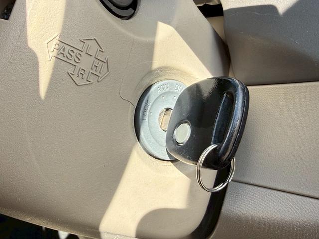 アルト Ｆ　パワーステアリング／パワーウィンドウ／エアコン／ヘッドライトレベライザー／ＥＴＣ／４速ＡＴ／ユーザー買取車／エアバック／ＡＢＳ／セキュリティアラーム／後席ベンチシート／プライバシーガラス（22枚目）