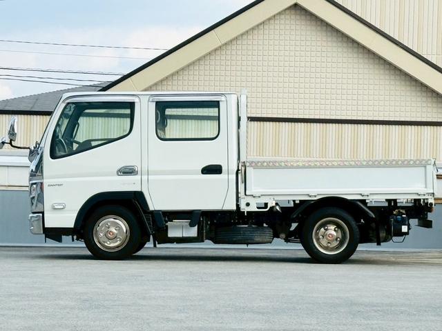 キャンター Ｗキャブ全低床　荷台全面アルミ架装／６人乗／６速セミオートマ／ディーゼル／ターボ／４ナンバー／車線逸脱警報装置／坂道発進補助装置／ステンレス製ホイールライナー／ＳＤナビ／Ｂｌｕｅｔｏｏｔｈ／バックモニター（3枚目）