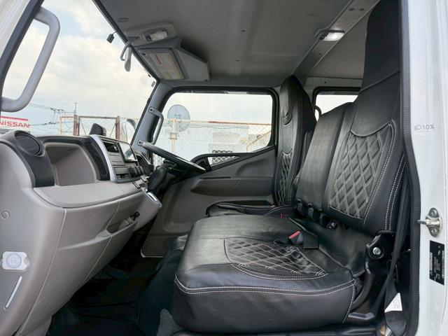 キャンター Ｗキャブ全低床　荷台全面アルミ架装／６人乗／６速セミオートマ／ディーゼル／ターボ／４ナンバー／車線逸脱警報装置／坂道発進補助装置／ステンレス製ホイールライナー／ＳＤナビ／Ｂｌｕｅｔｏｏｔｈ／バックモニター（7枚目）