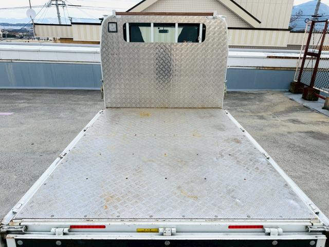 キャンター Ｗキャブ全低床　荷台全面アルミ架装／６人乗／６速セミオートマ／ディーゼル／ターボ／４ナンバー／車線逸脱警報装置／坂道発進補助装置／ステンレス製ホイールライナー／ＳＤナビ／Ｂｌｕｅｔｏｏｔｈ／バックモニター（11枚目）