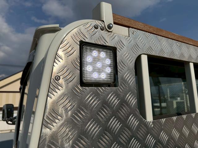 キャンター Ｗキャブ全低床　荷台全面アルミ架装／６人乗／６速セミオートマ／ディーゼル／ターボ／４ナンバー／車線逸脱警報装置／坂道発進補助装置／ステンレス製ホイールライナー／ＳＤナビ／Ｂｌｕｅｔｏｏｔｈ／バックモニター（13枚目）