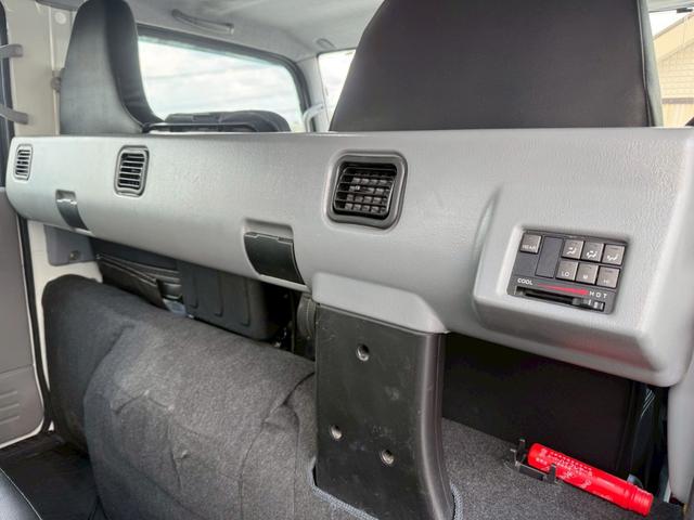 キャンター Ｗキャブ全低床　荷台全面アルミ架装／６人乗／６速セミオートマ／ディーゼル／ターボ／４ナンバー／車線逸脱警報装置／坂道発進補助装置／ステンレス製ホイールライナー／ＳＤナビ／Ｂｌｕｅｔｏｏｔｈ／バックモニター（31枚目）