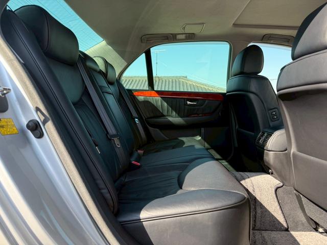 セルシオ ｅＲ仕様　ムーンルーフ／ユーロチューンドサスペンション／電動リアサンシェード／シートヒーター／スマートキーシステム／革シート／フロント・リアドア・トランクイージークローザー（9枚目）