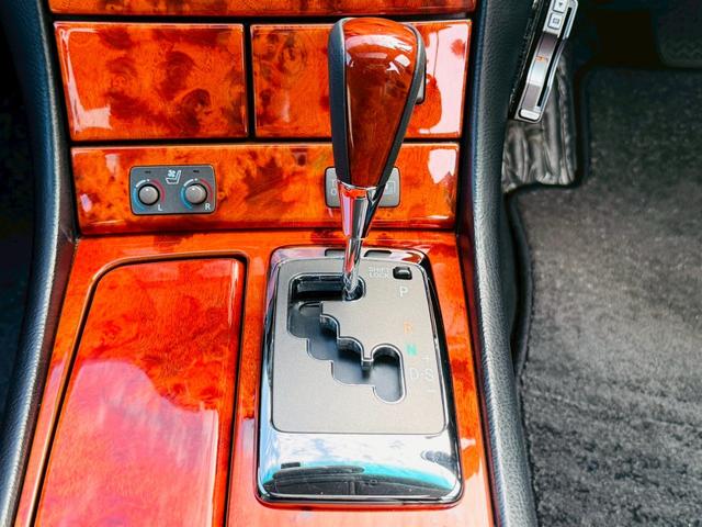 セルシオ ｅＲ仕様　ムーンルーフ／ユーロチューンドサスペンション／電動リアサンシェード／シートヒーター／スマートキーシステム／革シート／フロント・リアドア・トランクイージークローザー（21枚目）