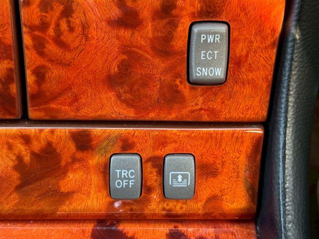 セルシオ ｅＲ仕様　ムーンルーフ／ユーロチューンドサスペンション／電動リアサンシェード／シートヒーター／スマートキーシステム／革シート／フロント・リアドア・トランクイージークローザー（24枚目）