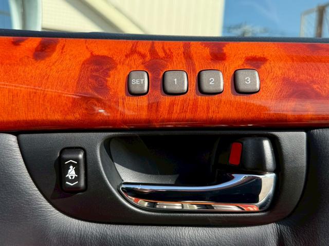 セルシオ ｅＲ仕様　ムーンルーフ／ユーロチューンドサスペンション／電動リアサンシェード／シートヒーター／スマートキーシステム／革シート／フロント・リアドア・トランクイージークローザー（26枚目）