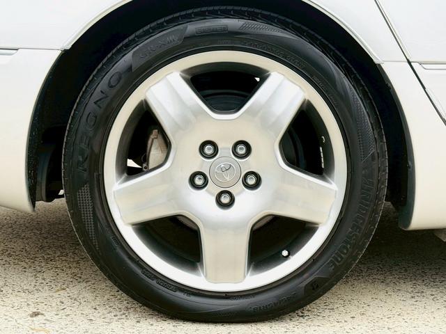 セルシオ ｅＲ仕様　ムーンルーフ／ユーロチューンドサスペンション／電動リアサンシェード／シートヒーター／スマートキーシステム／革シート／フロント・リアドア・トランクイージークローザー（27枚目）