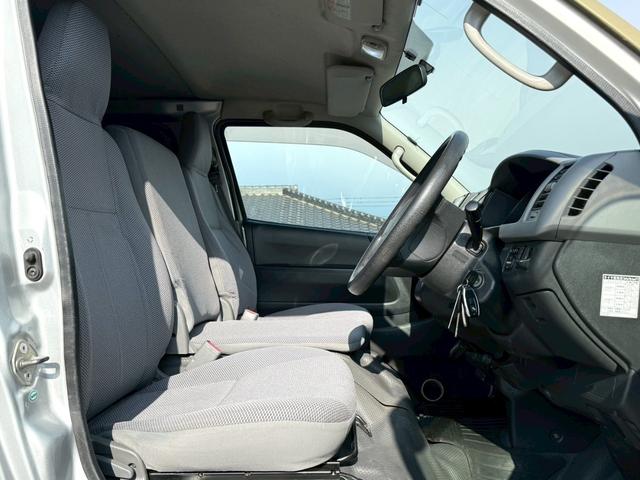 ハイエースバン 　タイミングベルト交換済（令和８年２月）／全塗装／ベッドキット付／両側スライド／ＢＡＤＸ（バドックス）製ＢＡＴＴＬＥＳＨＩＰ（バトルシップ）１５インチアルミ／グッドイヤー　ＥＡＧＬＥ　＃１ホワイトレター（6枚目）