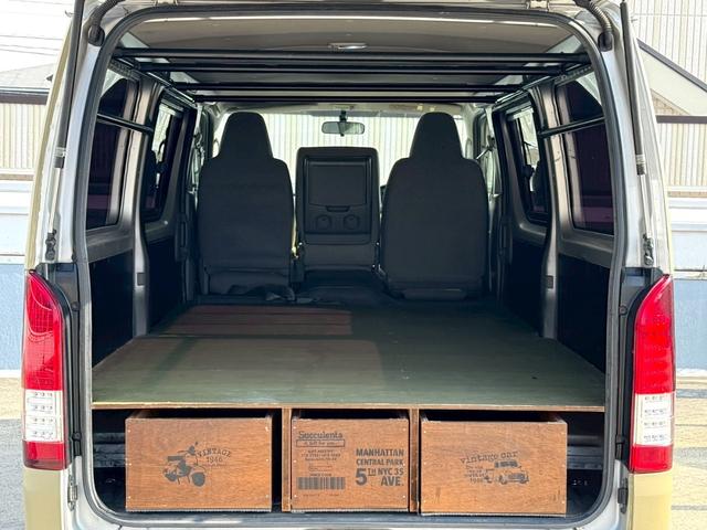 ハイエースバン 　タイミングベルト交換済（令和８年２月）／全塗装／ベッドキット付／両側スライド／ＢＡＤＸ（バドックス）製ＢＡＴＴＬＥＳＨＩＰ（バトルシップ）１５インチアルミ／グッドイヤー　ＥＡＧＬＥ　＃１ホワイトレター（10枚目）