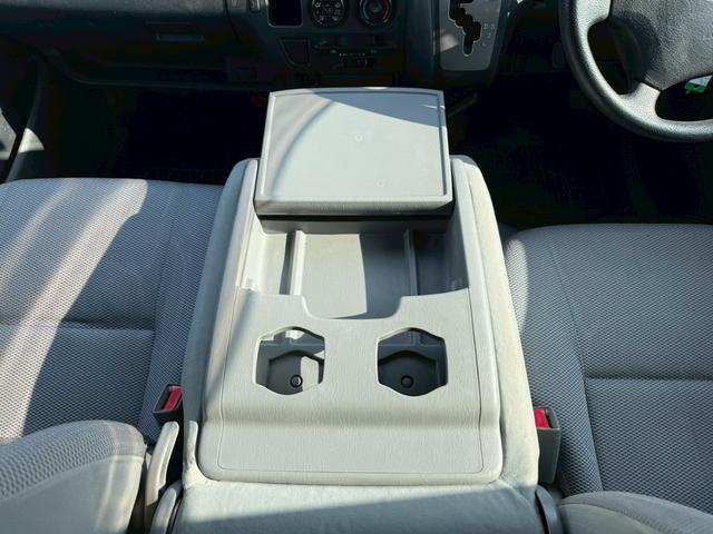 ハイエースバン 　タイミングベルト交換済（令和８年２月）／全塗装／ベッドキット付／両側スライド／ＢＡＤＸ（バドックス）製ＢＡＴＴＬＥＳＨＩＰ（バトルシップ）１５インチアルミ／グッドイヤー　ＥＡＧＬＥ　＃１ホワイトレター（19枚目）