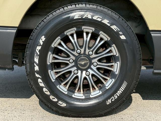 ハイエースバン 　タイミングベルト交換済（令和８年２月）／全塗装／ベッドキット付／両側スライド／ＢＡＤＸ（バドックス）製ＢＡＴＴＬＥＳＨＩＰ（バトルシップ）１５インチアルミ／グッドイヤー　ＥＡＧＬＥ　＃１ホワイトレター（26枚目）