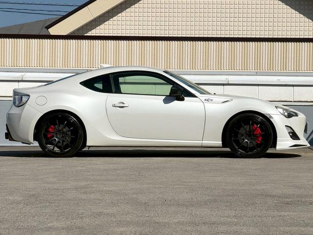 ８６ ＧＴ　６速ＭＴ／ＭＯＤＥＬＬＩＳＴＡ（モデリスタ）エアロ／ＨＫＳマフラー／ＨＫＳサス／ＨＫＳエアクリーナー／ＭＧＰ赤キャリパーカバー／ＡＤＶＡＮ　Ｒａｃｉｎｇ（アドバンレーシング）１７インチＡＷ／カーボン（2枚目）