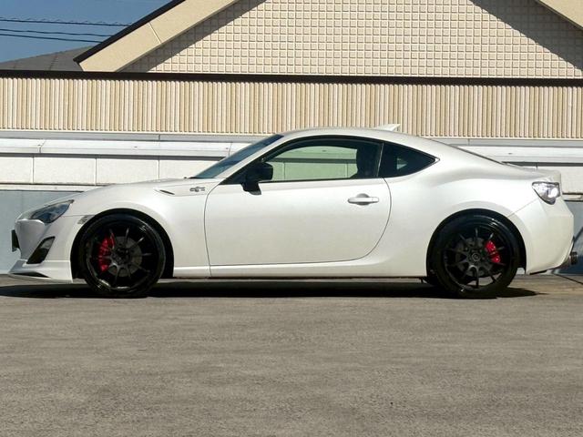 ８６ ＧＴ　６速ＭＴ／ＭＯＤＥＬＬＩＳＴＡ（モデリスタ）エアロ／ＨＫＳマフラー／ＨＫＳサス／ＨＫＳエアクリーナー／ＭＧＰ赤キャリパーカバー／ＡＤＶＡＮ　Ｒａｃｉｎｇ（アドバンレーシング）１７インチＡＷ／カーボン（3枚目）