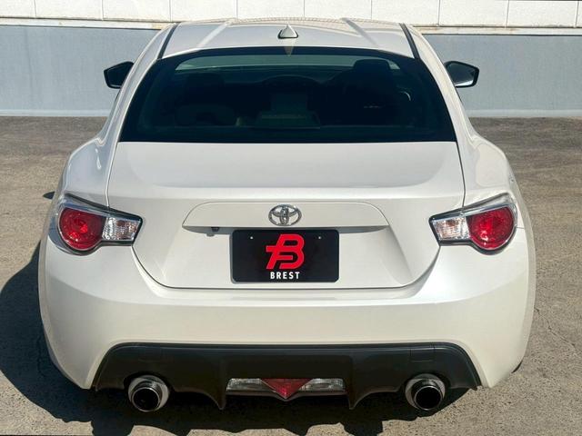 ８６ ＧＴ　６速ＭＴ／ＭＯＤＥＬＬＩＳＴＡ（モデリスタ）エアロ／ＨＫＳマフラー／ＨＫＳサス／ＨＫＳエアクリーナー／ＭＧＰ赤キャリパーカバー／ＡＤＶＡＮ　Ｒａｃｉｎｇ（アドバンレーシング）１７インチＡＷ／カーボン（4枚目）