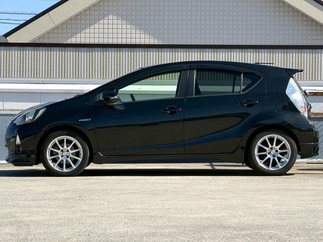 アクア Ｓ　純正ナビ／Ｂｌｕｅｔｏｏｔｈ／フルセグＴＶ／バックモニター／ＥＴＣ／オートライト／社外１６インチアルミ／スマートキー／プッシュスタート／ステアリングリモコン／フォグ／ＬＥＤヘッドライト／１オーナー（3枚目）