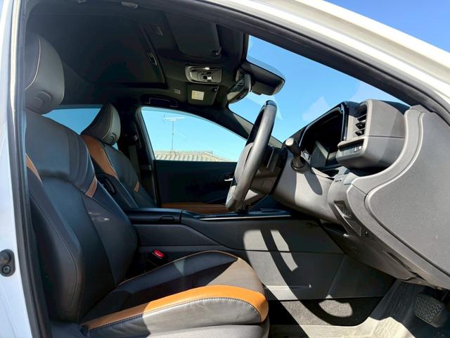 クラウンクロスオーバー ＲＳアドバンスド　モデリスタエアロ／モデリスタ２１インチアルミ／ムーンルーフ／デジタルインナーミラー／パノラミックビューモニター／ヘッドアップディスプレイ／ブラインドスポットモニター／シートエアコン／黒革シート（5枚目）